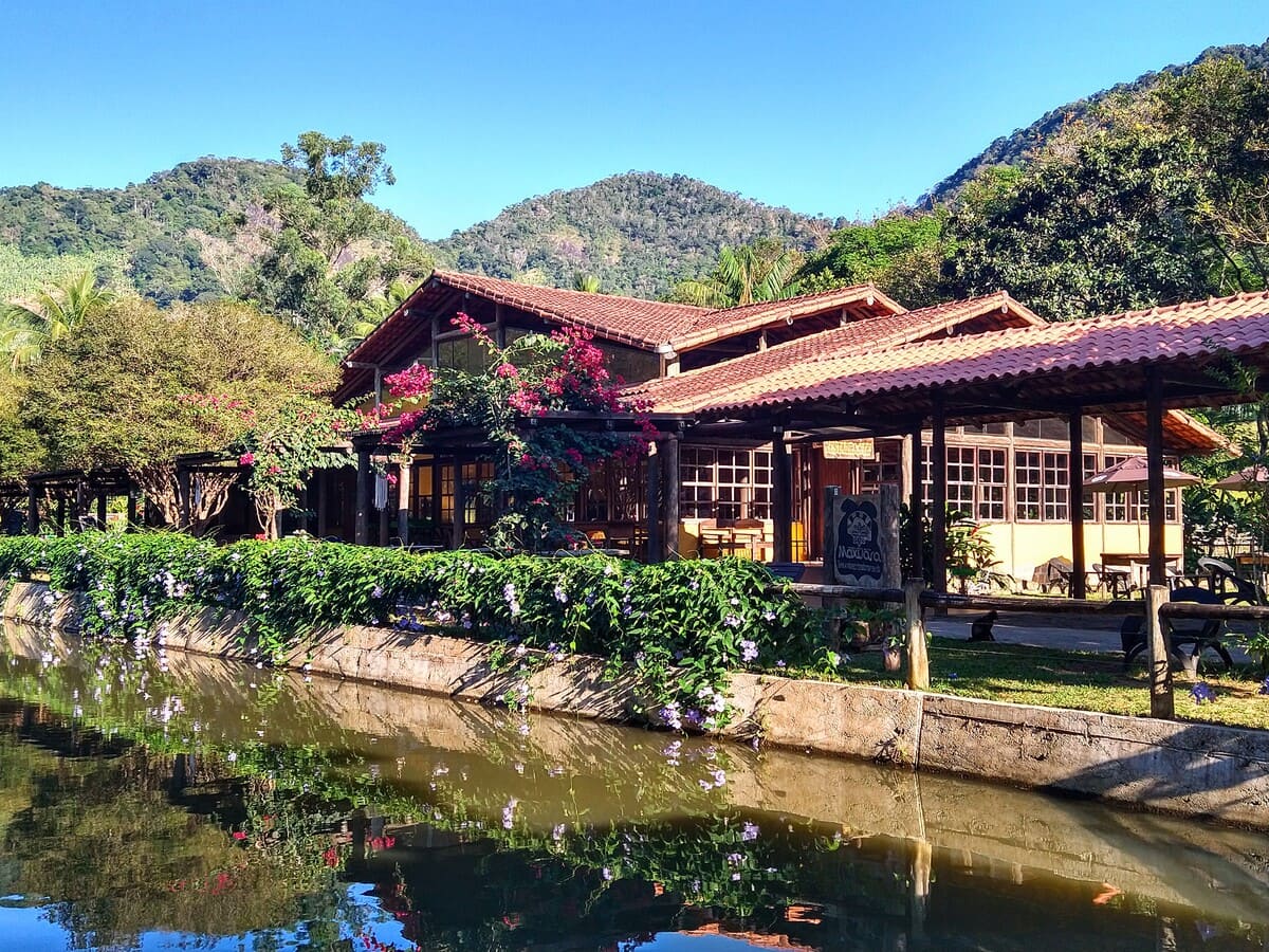 Entrada do restaurante da fazenda com jardim florido