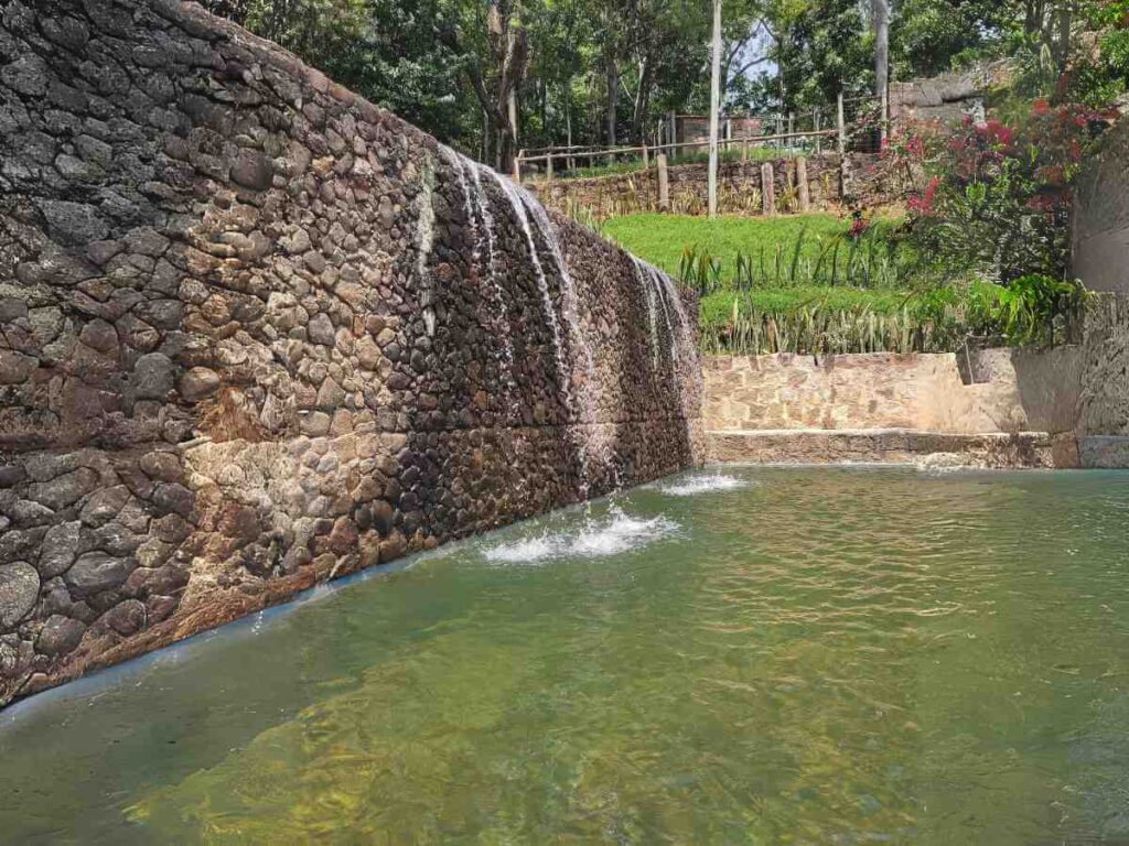 Piscina natural com cascata de pedra no Vale do Moxuara