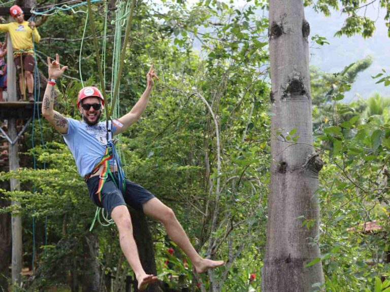 Tirolesa gigante em meio a mata, com a equipe de recreacao do parque