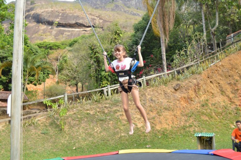 Bungee trampolim com o Monte Mochuara ao fundo