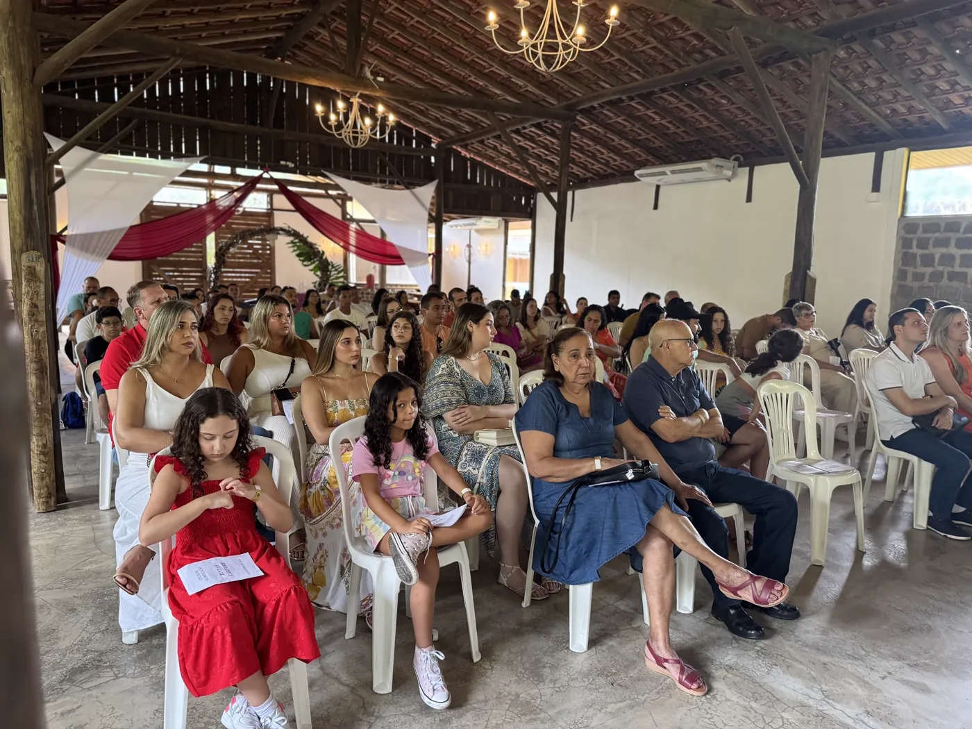 Palestra para equipes no salão da fazenda