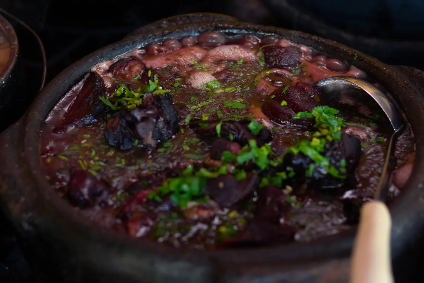 Feijoada na panela de barro — restaurante do Vale do Moxuara