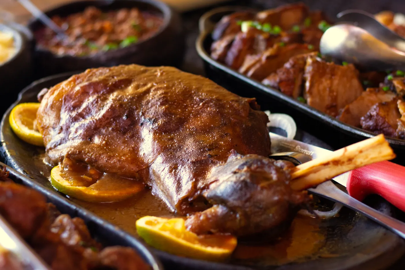 Pernil assado com laranja — restaurante do Vale do Moxuara