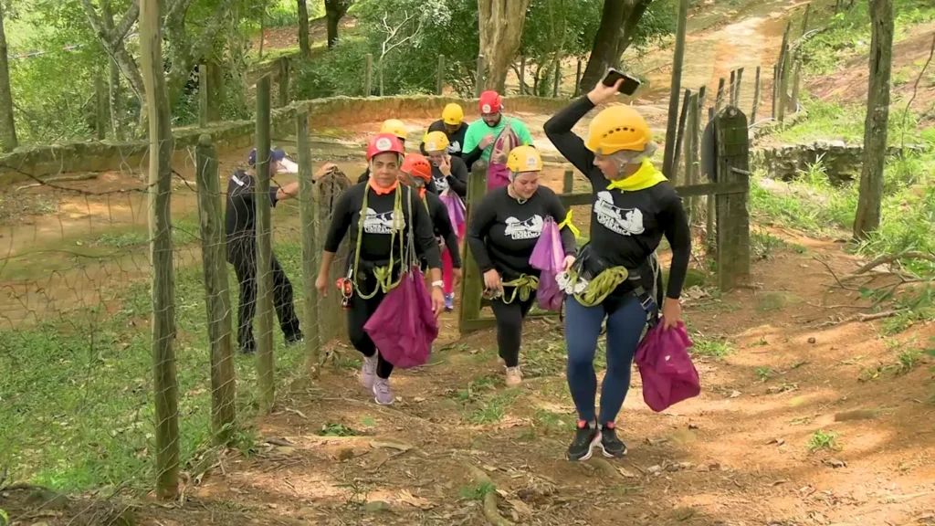 Equipe em trilha guiada na natureza na fazenda Vale do Moxuara