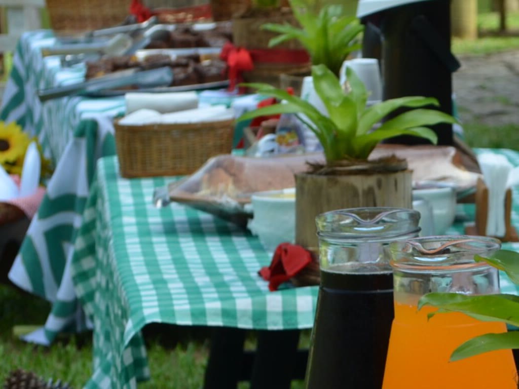 Mesa de piquenique montada na Área Verde da Fazenda Parque Vale do Moxuara, em Cariacica