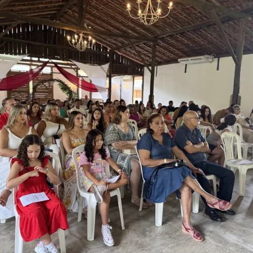 Evento corporativo no salão da Fazenda Parque Vale do Moxuara — equipes reunidas em dia útil