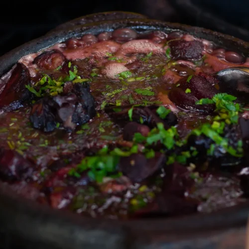 Feijoada na panela de barro no fogão a lenha — restaurante da Fazenda Vale do Moxuara