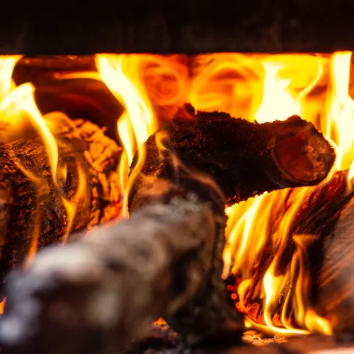 Fogão a lenha aceso na cozinha da Fazenda Vale do Moxuara