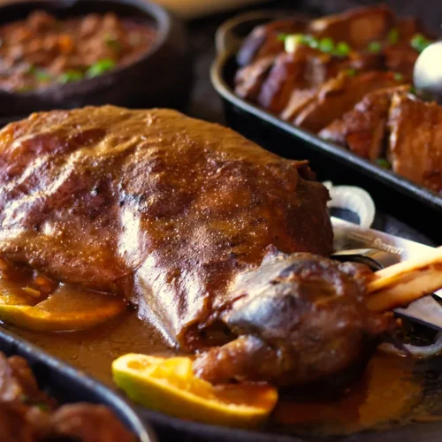 Pernil assado com laranja no restaurante da Fazenda Vale do Moxuara