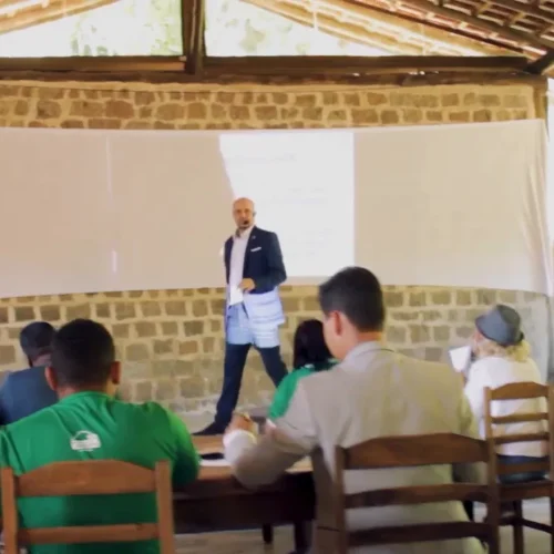 Palestra para equipe de empresa no salão da Fazenda Parque Vale do Moxuara, em Cariacica-ES