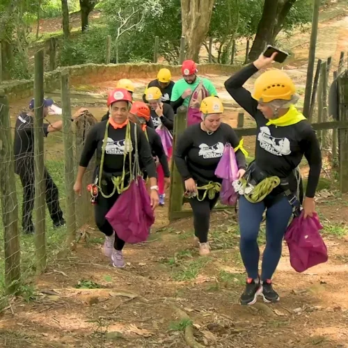 Equipe em trilha guiada na natureza na fazenda Vale do Moxuara